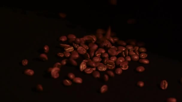 Granos Café Arábica Tostados Vertiendo Girando Primer Plano Granos Marrones — Vídeos de Stock