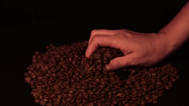 Άνθρωπος Ρίχνει Κόκκους Καφέ Χέρι Του Αργή Κίνηση Και Μαύρο — Αρχείο Βίντεο