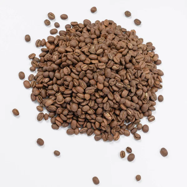 白い背景にコーヒー豆の山 広告のための場所 ローストコーヒー豆 — ストック写真