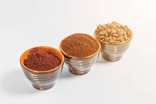 Три Маленьких Блюдца Кофейными Зёрнами Молотый Кофе Какао Белом Фоне — стоковое фото