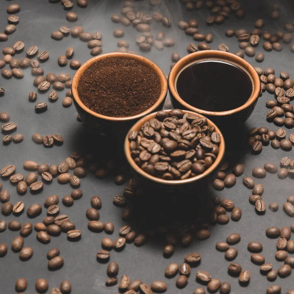 黒を基調とした3杯のコーヒー豆 グランド ドリンク コーヒーのトップビューのセット — ストック写真