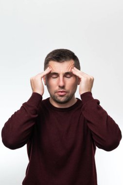 Bir insanın baş ağrısından kaynaklanan duygular, şiddetli bir migren ağrısı çeken bir kişi, ellerinin kafasının nabzına yakın olması..