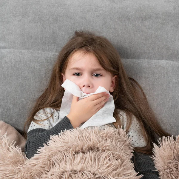 Cute Little Girl Lying Bed Sick Child Blows His Nose — Stok fotoğraf