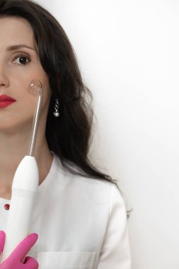 Darsonval 'la cilt bakımı, kan dolaşımını iyileştirmek için Darsonval, Darsonval' lı bir kızın portresi..