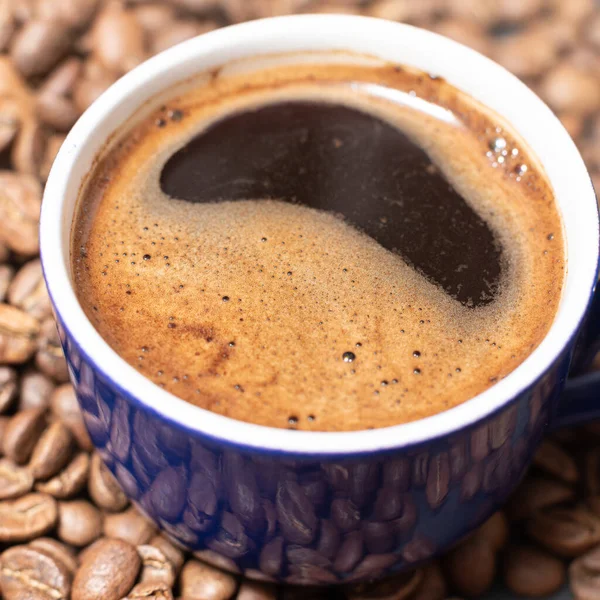Kopje Koffie Koffiebonen Een Zwarte Achtergrond Aromatische Energiedrank Lichte Stoom — Stockfoto