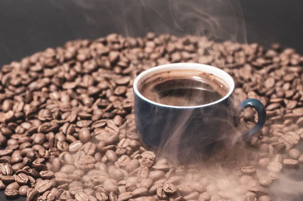 Ψητός Καφές Και Ένα Φλιτζάνι Έτοιμο Καφέ Σκούρο Φόντο Ελαφρύ — Φωτογραφία Αρχείου
