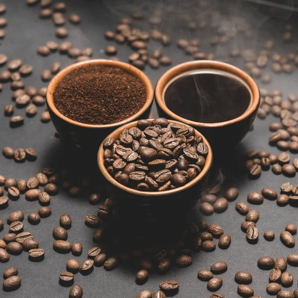 黒を基調としたアラビカコーヒー豆の中から選ばれ 校正されたコーヒーカップ3杯 ペアでコーヒーの芳香族カップ3杯 — ストック写真
