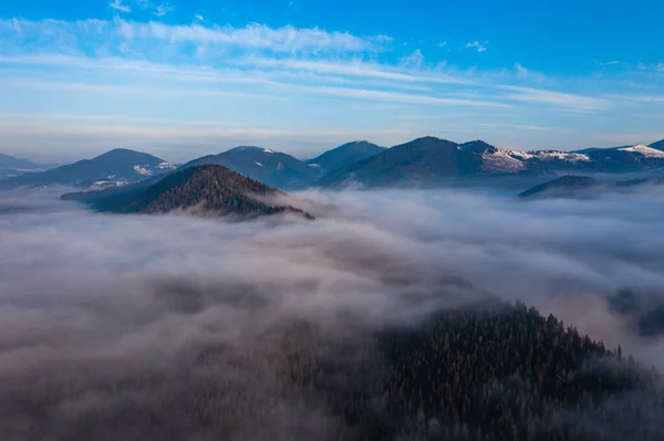 Dağların Tepelerinden Kalın Bulutların Tepelerinden Karpat Dağlarının Zirvelerinden Panoramik Manzara — Stok fotoğraf