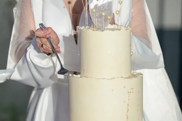 Официант Приносит Торт Жениха Невесты Белый Свадебный Торт — стоковое фото
