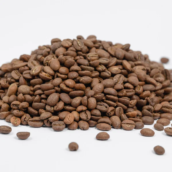 白い背景にコーヒー豆の山 広告のための場所 ローストコーヒー豆 — ストック写真