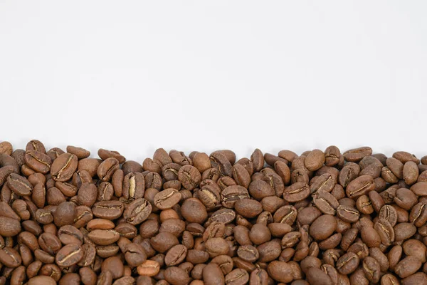 Coffee Beans Laid Out One Wide Row White Background Place — Stock Photo, Image