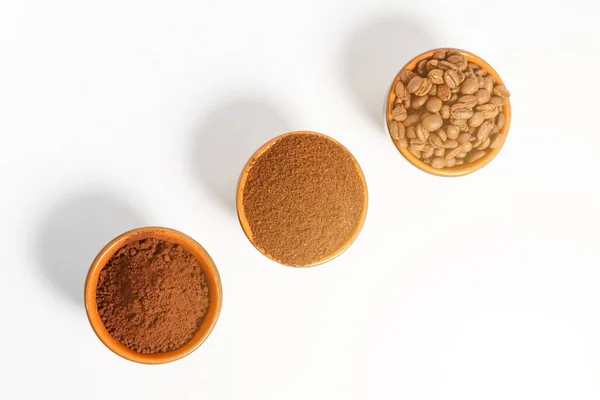 Drei Tassen Mit Kaffeebohnen Gemahlenem Kaffee Und Kakao Zum Vergleich — Stockfoto