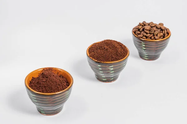 Három Csésze Kávébab Őrölt Kávé Kakaó Összehasonlításra Kávé Energia Ital — Stock Fotó