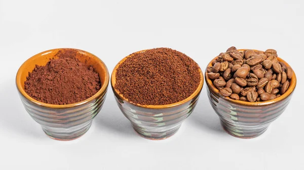 Три Маленьких Блюдца Кофейными Зёрнами Молотый Кофе Какао Белом Фоне — стоковое фото