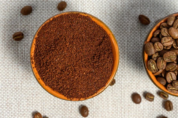 Kávébab Őrölt Kávé Csészében Vászonalapon Egy Aromás Ital Ami Függőséget — Stock Fotó