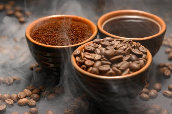 黒を基調としたアラビカコーヒー豆の中から選ばれ 校正されたコーヒーカップ3杯 ペアでコーヒーの芳香族カップ3杯 — ストック写真