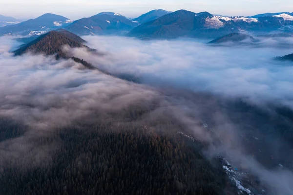 Karpatlar Zirveleri Sabah Bulutların Arasında Tepede Dron Tarafından Çekilen Güneş — Stok fotoğraf