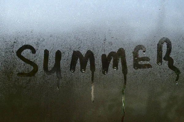 Sommerbeschriftung Auf Der Textur Mit Kondenswasser Auf Dem Glas Eine — Stockfoto