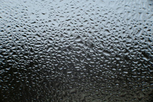 玻璃窗上的大滴露珠在冷凝后 玻璃窗上的水滴的质感 — 图库照片