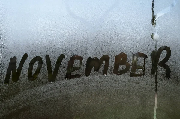 November Inscriptie Textuur Met Condensatie Het Glas Reactie Een Plotselinge — Stockfoto