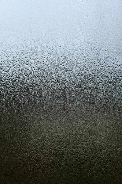 玻璃上的水滴和冷凝 房屋窗户上的冷季和高湿度 水滴的冷凝质感 — 图库照片