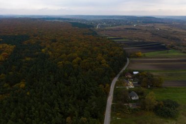 Sonbaharda Ternopil 'deki Ukrayna tarlalarının ve ormanlarının panoramik manzarası. yeni