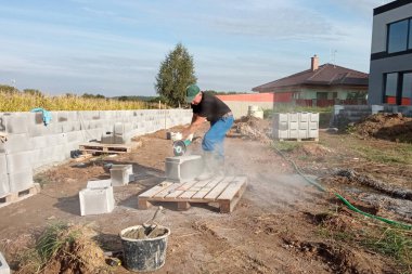2020 'de özel bir bölgede çit inşaatı, çalışırken bir işçi.
