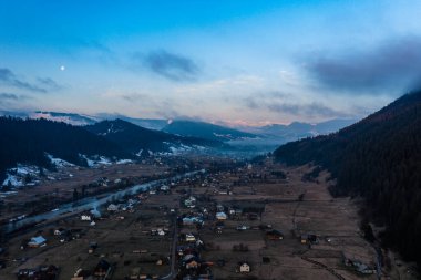 Kışın Ukrayna 'nın bir dağ köyünün en üst manzarası.