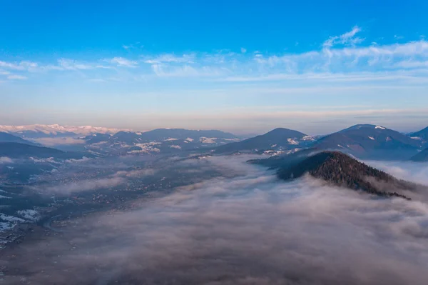 Karpatlar Zirveleri Sabah Bulutların Arasında Tepede Dron Tarafından Çekilen Güneş — Stok fotoğraf