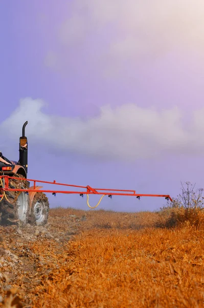 Pequeno Trator Agrícola Está Tratando Campo Com Herbicidas Contra Ervas — Fotografia de Stock