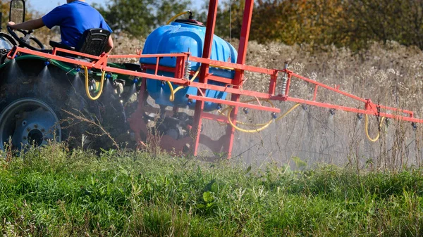 Egy Kis Mezőgazdasági Traktor Gyomirtóval Kezeli Mezőt Őszi Kezelés Mezők — Stock Fotó