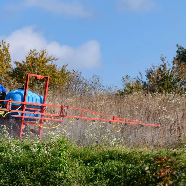 Tratamiento Del Campo Con Herbicidas Plagas Malas Hierbas Tractor Fondo —  Fotos de Stock