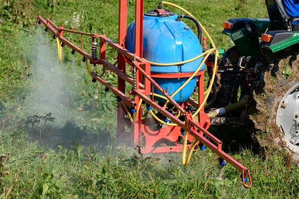 Traktor Med Tank Och Tillhörande Utrustning För Besprutning Åkermark Från — Stockfoto