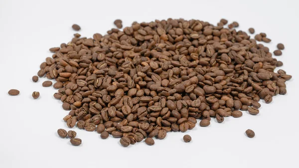 Aromatiska Och Rostade Kaffebönor Vit Bakgrund Plats För Inskription Och — Stockfoto