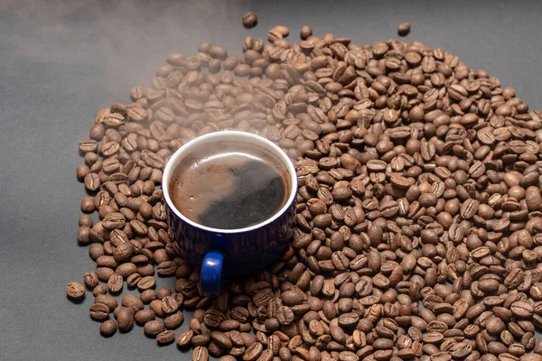 Ψητός Καφές Και Ένα Φλιτζάνι Έτοιμο Καφέ Σκούρο Φόντο Ελαφρύ — Φωτογραφία Αρχείου