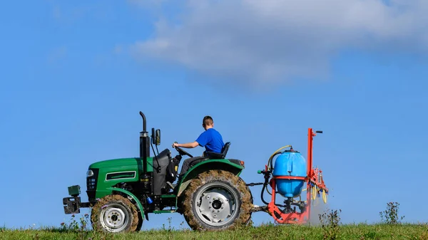 Behandling Fältet Med Herbicider Från Skadedjur Och Ogräs Traktor Bakgrunden — Stockfoto