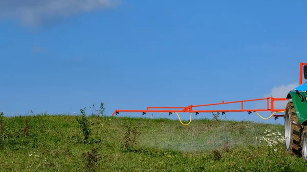 Mező Kezelése Kártevőkből Gyomokból Származó Gyomirtókkal Mező Hátterében Álló Traktorral — Stock Fotó