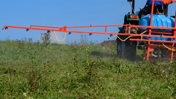 Traktor Nádrží Připojeným Zařízením Pro Postřik Pole Škůdců Plevele Proces — Stock fotografie