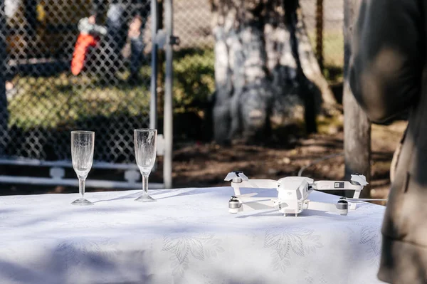 テーブルの上には 結婚式で氷のワインの新鮮な冷たいガラス シャンパンとドローンのガラス — ストック写真