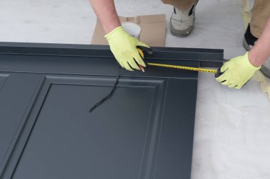 Sonraki kurulum için kapı yaprağının uzunluğunu ölçüyorum. İç taraftaki karanlık kapılar..