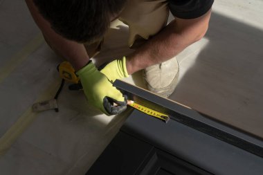 Sonraki kurulum için kapı yaprağının uzunluğunu ölçüyorum. İç taraftaki karanlık kapılar..