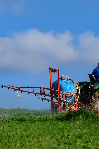 Malý Zemědělský Traktor Ošetřuje Pole Herbicidy Proti Plevelu Podzimní Ošetření — Stock fotografie