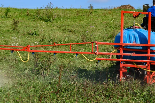 Egy Traktor Tartállyal Mezőnek Kártevőkből Gyomokból Való Permetezésére Szolgáló Felszereléssel — Stock Fotó