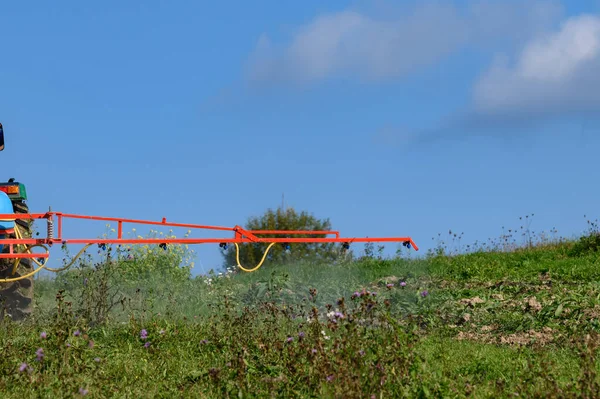 田园拖拉机一种拖拉机 装有水槽和附属设备 用来喷洒农田里的害虫和杂草 田里的处理过程 田里的杂草 — 图库照片