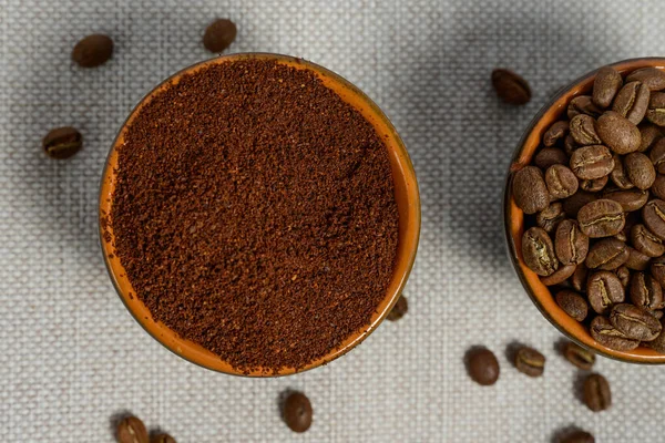 Ground Och Fullkornigt Kaffe Ljus Bakgrund Ovanifrån Kaffe Kopiera Utrymme — Stockfoto