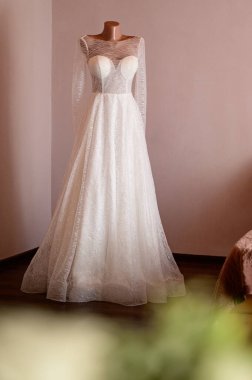 Gelinin düğün günü için beyaz bir gelinlik..