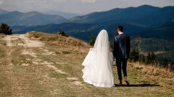 Braut Und Bräutigam Wandern Den Herbstlichen Bergen Karpaten Horizont — Stockfoto
