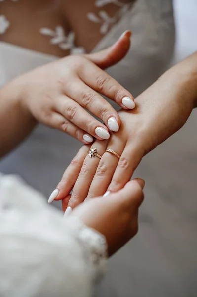 新婚旅行のゴールドリング 結婚式のアクセサリー リングを閉じる 花嫁の指に2つのリング — ストック写真