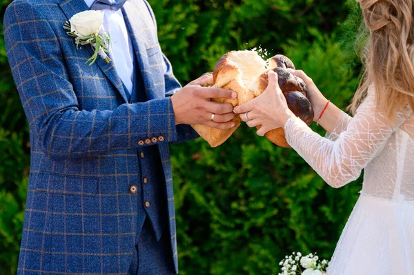 Ukrainian Wedding Tradition Dip Bread Honey Eat Sweet Bun Honey — Stock Photo, Image