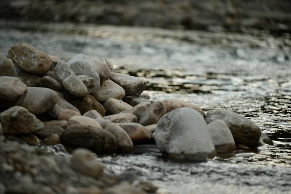 靠近水面的海岸石 一个复制空间的地方 河岸上的大石头 — 图库照片